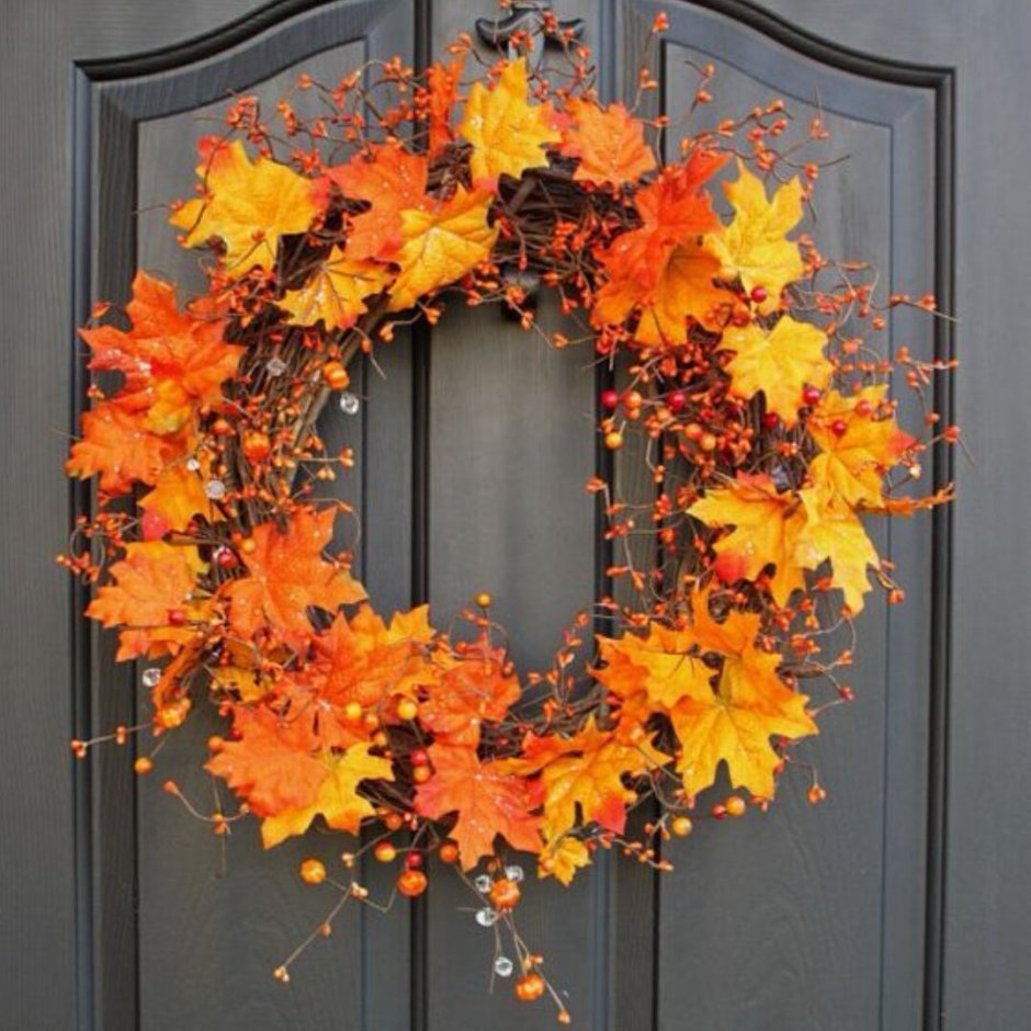 Украшение двери из осенних листьев