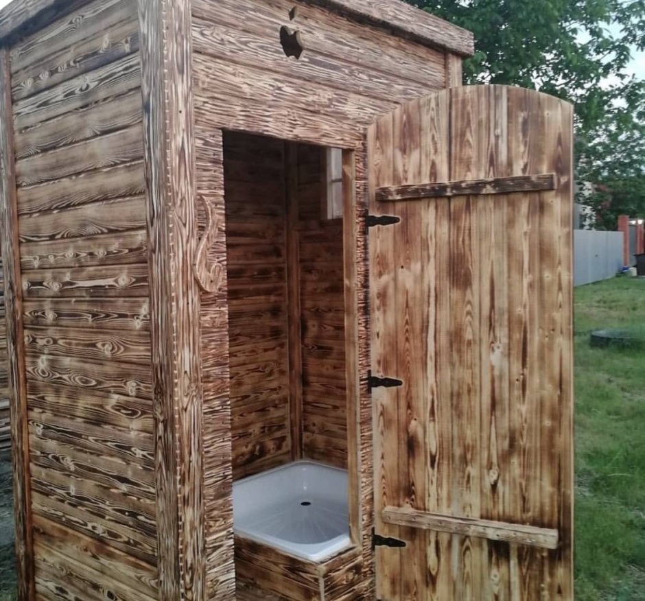 Туалет с душем для дачи деревянный