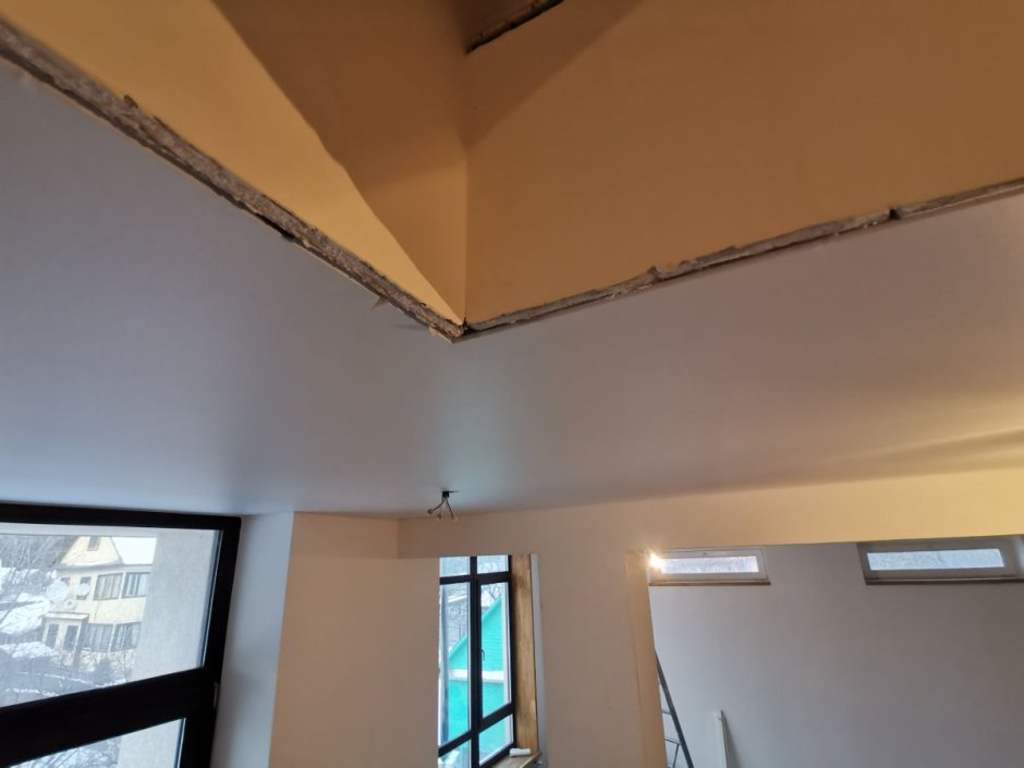 Обход лестничного проема натяжным потолком