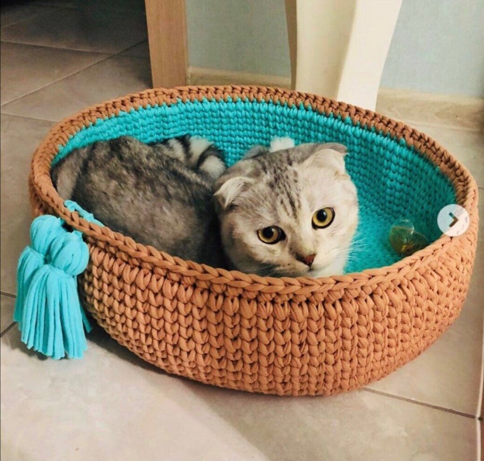 Вязаный лежак для кошки
