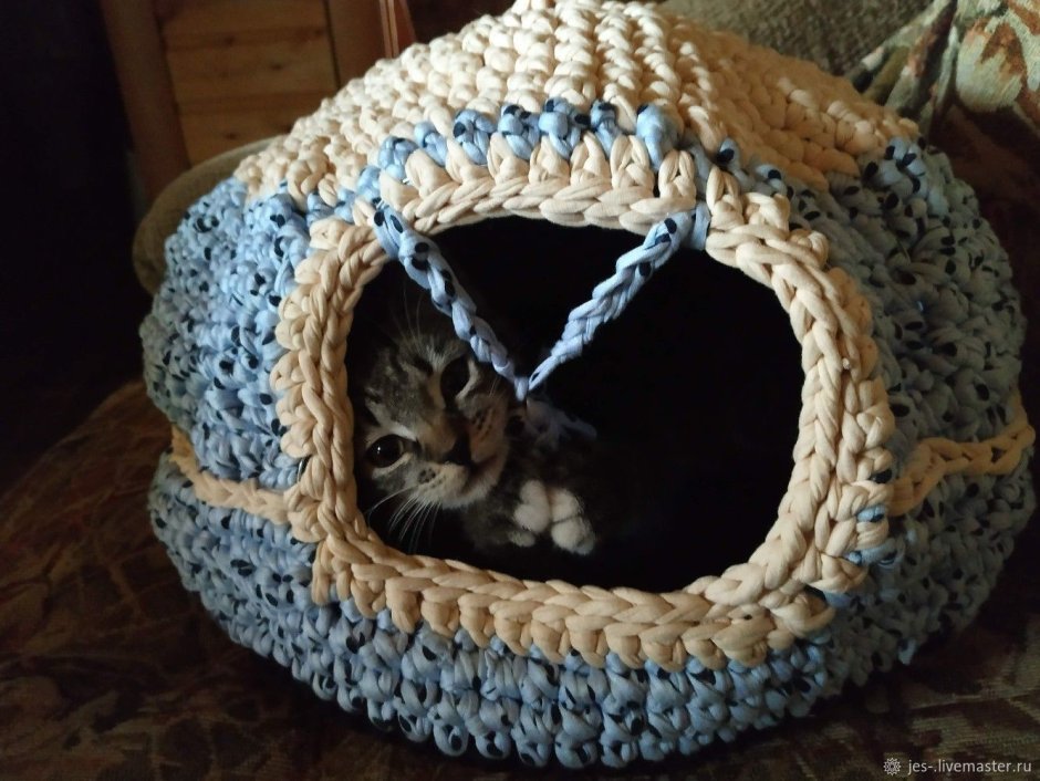 Вязаный кошачий домик