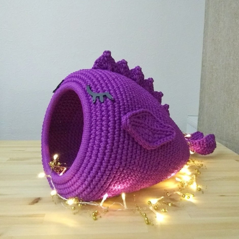 Вязаный домик рыбка для кошек
