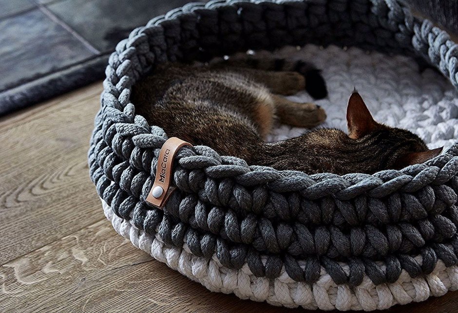 Вязаная корзинка для кошки