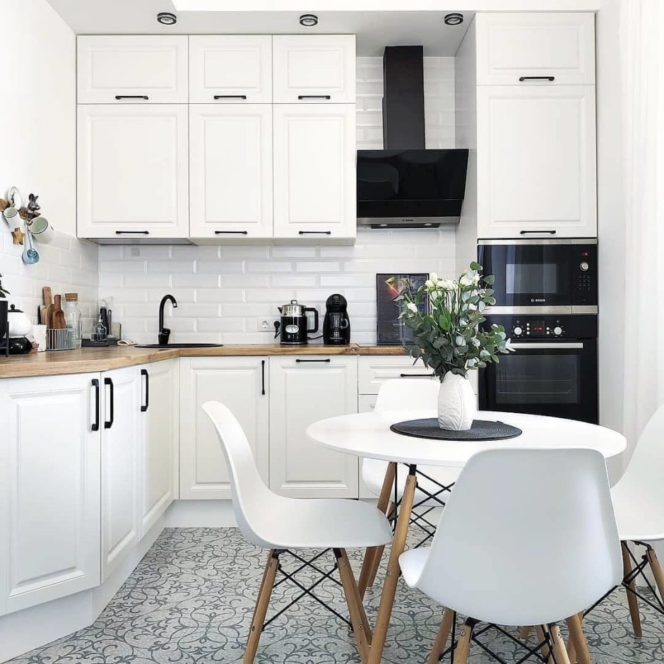 Белый кухонный гарнитур для маленькой кухни