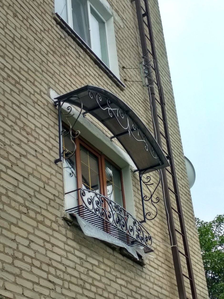 Козырек над окном