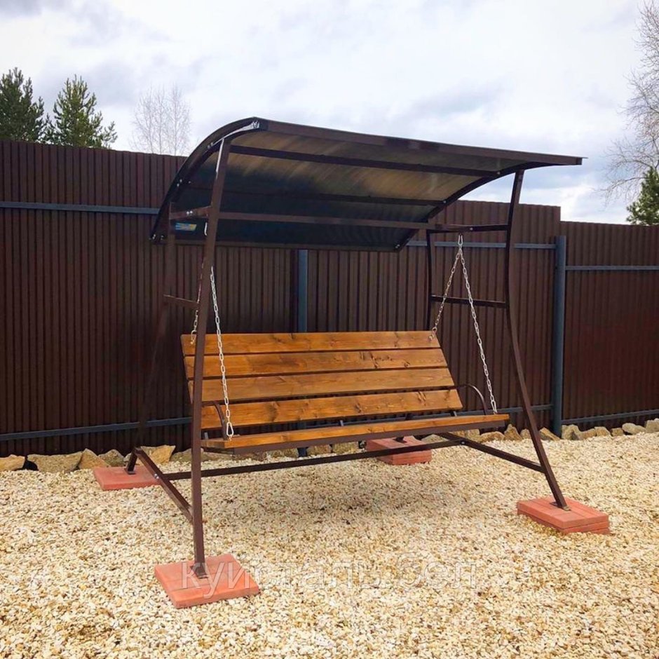 Металлические качели с крышей из поликарбоната