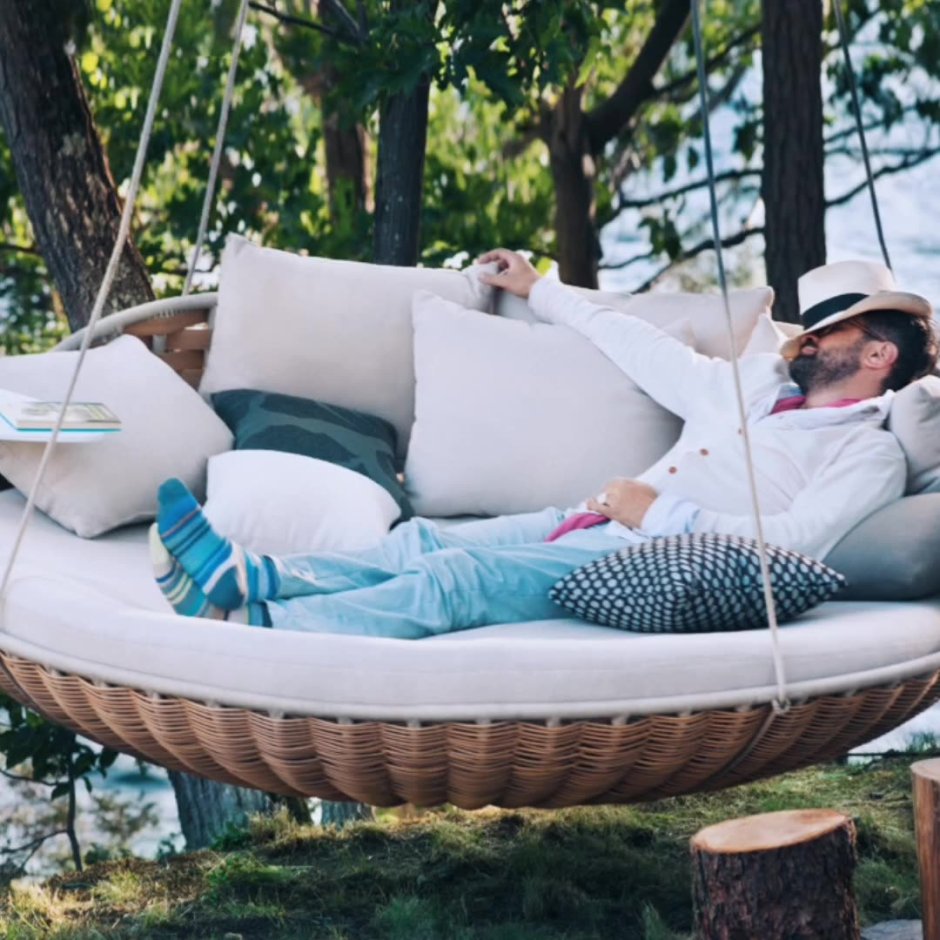 Подвесная кровать в саду
