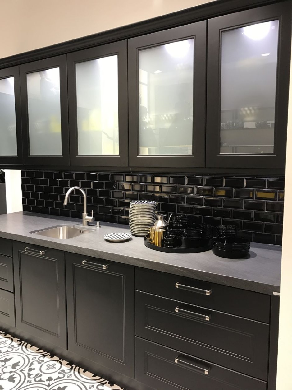 Кухонный гарнитур со стеклянными дверцами