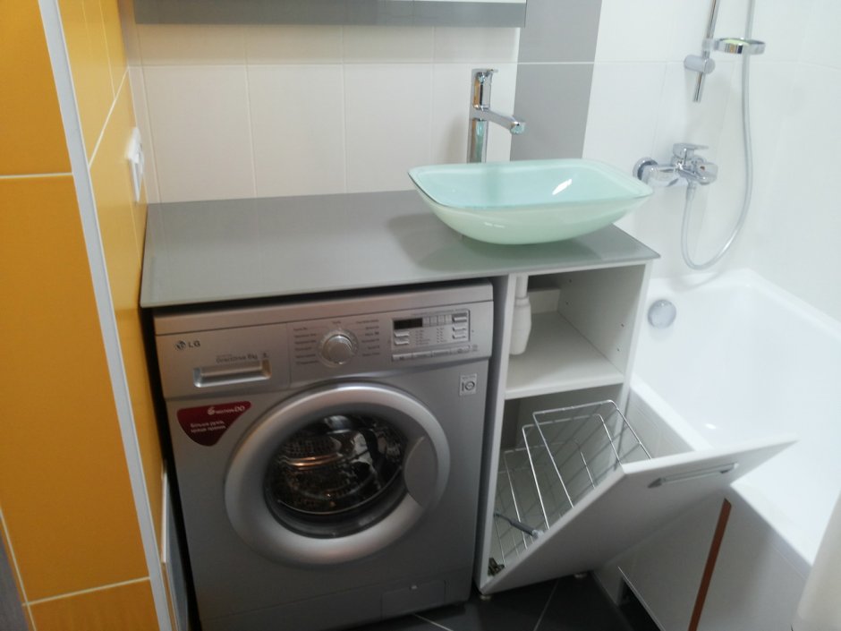 Ванная комната со стиральной машиной под раковиной