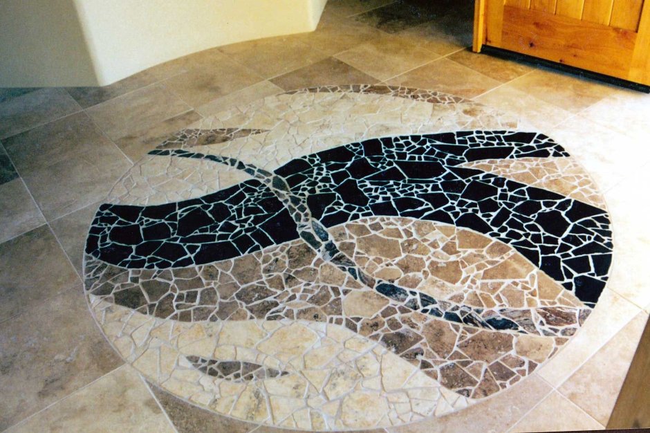 Мозаичный пол из битой плитки