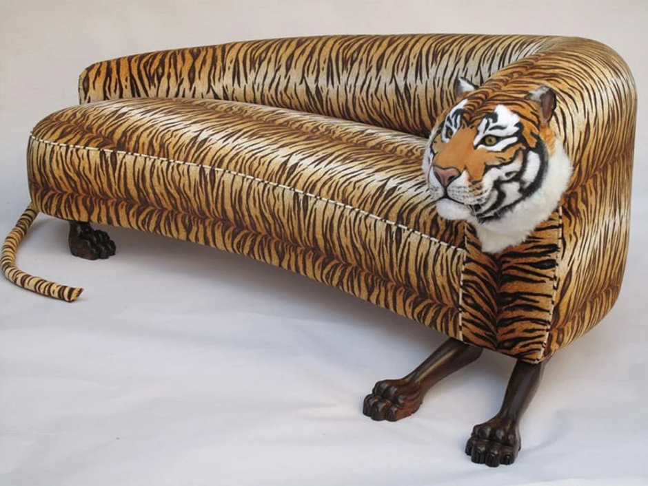 Тигр на диване