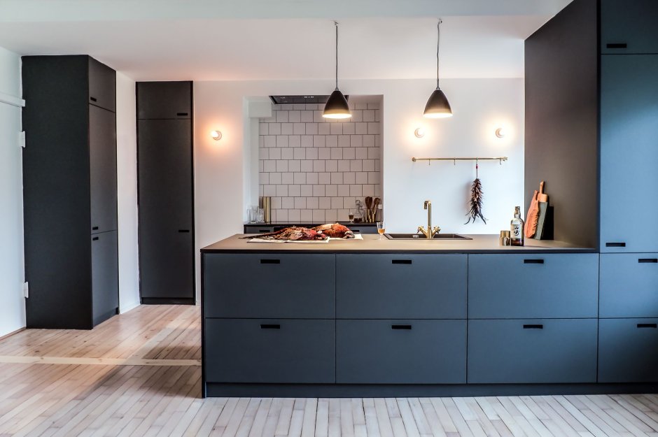 Минималистичная кухня без верхних шкафов