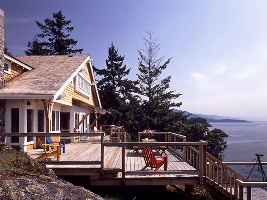 Деревянный дом на склоне с террасой