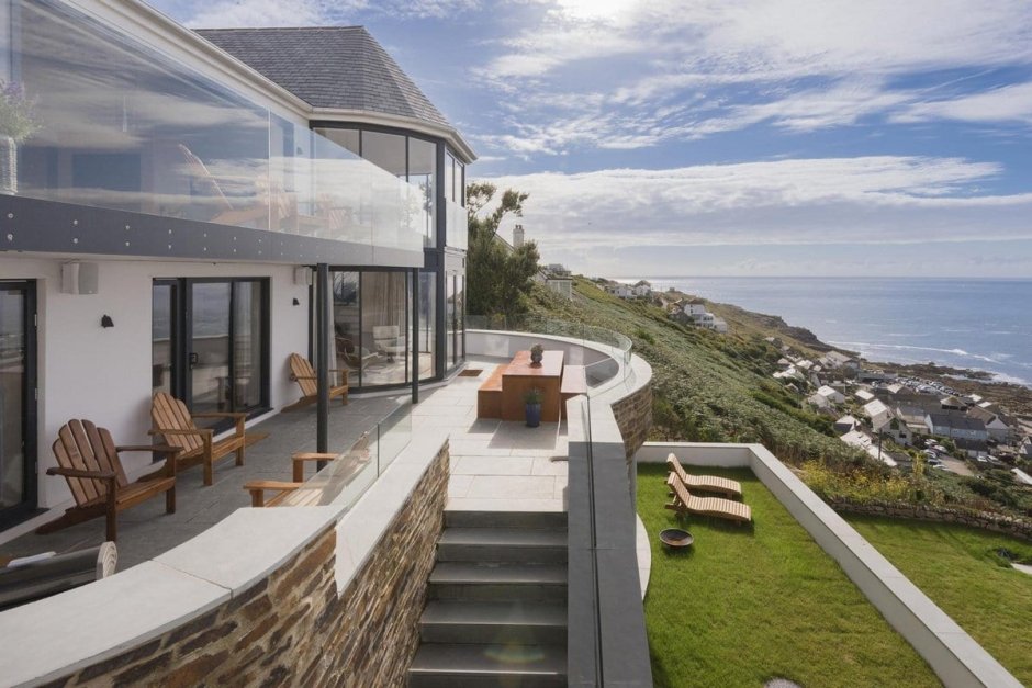 Двухэтажный дом с видом на море