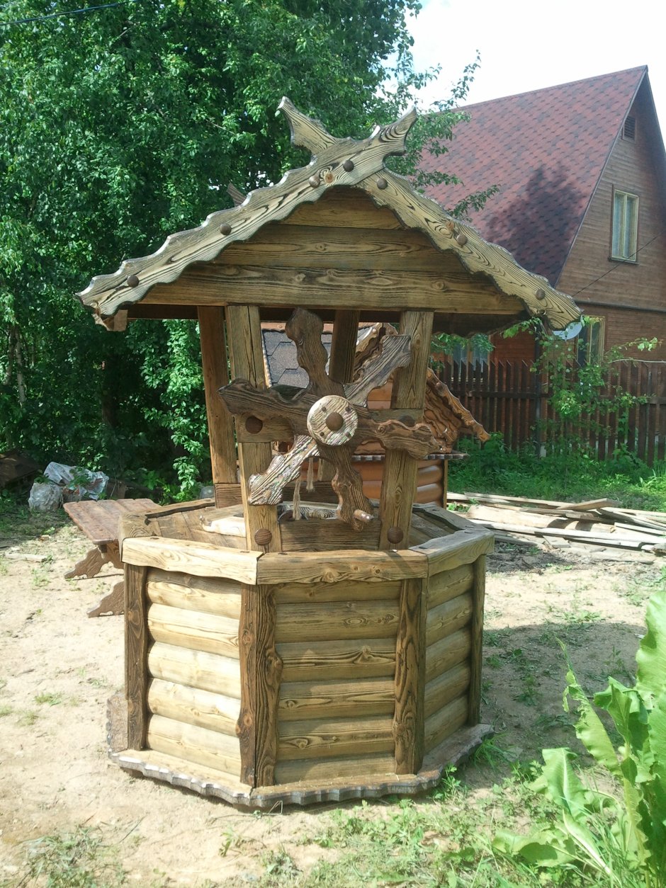 Домик для колодца на даче