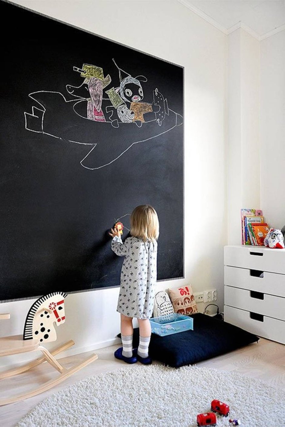 Доска для рисования на стене в детской