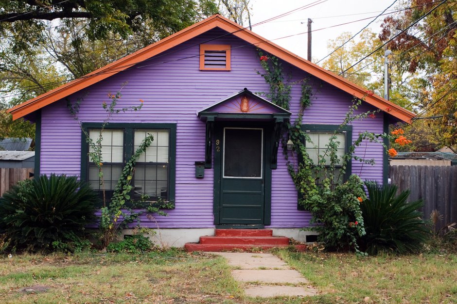 Фиолетовый деревянный дом