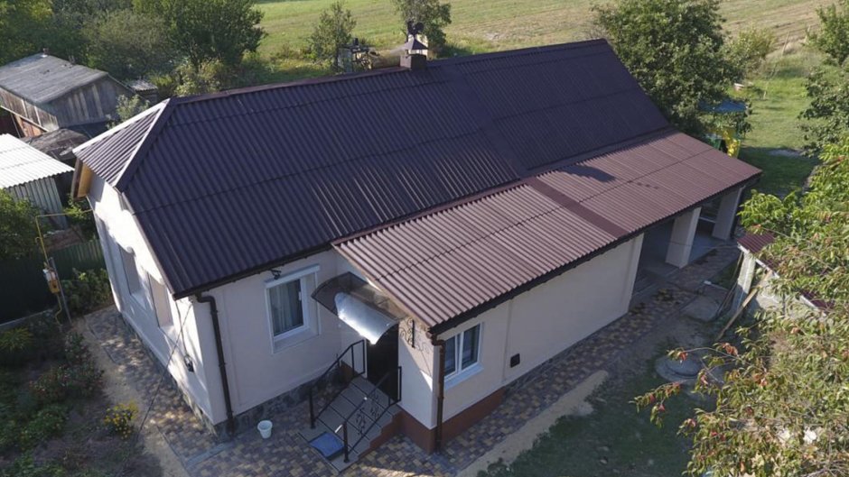 Дом с крышей из шифера