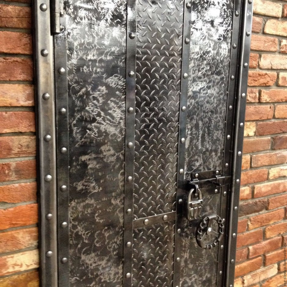 Дверь входная из металла в стиле лофт