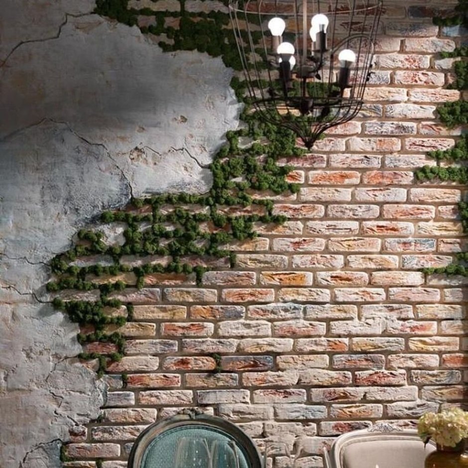 Декоративный мох на кирпичной стене