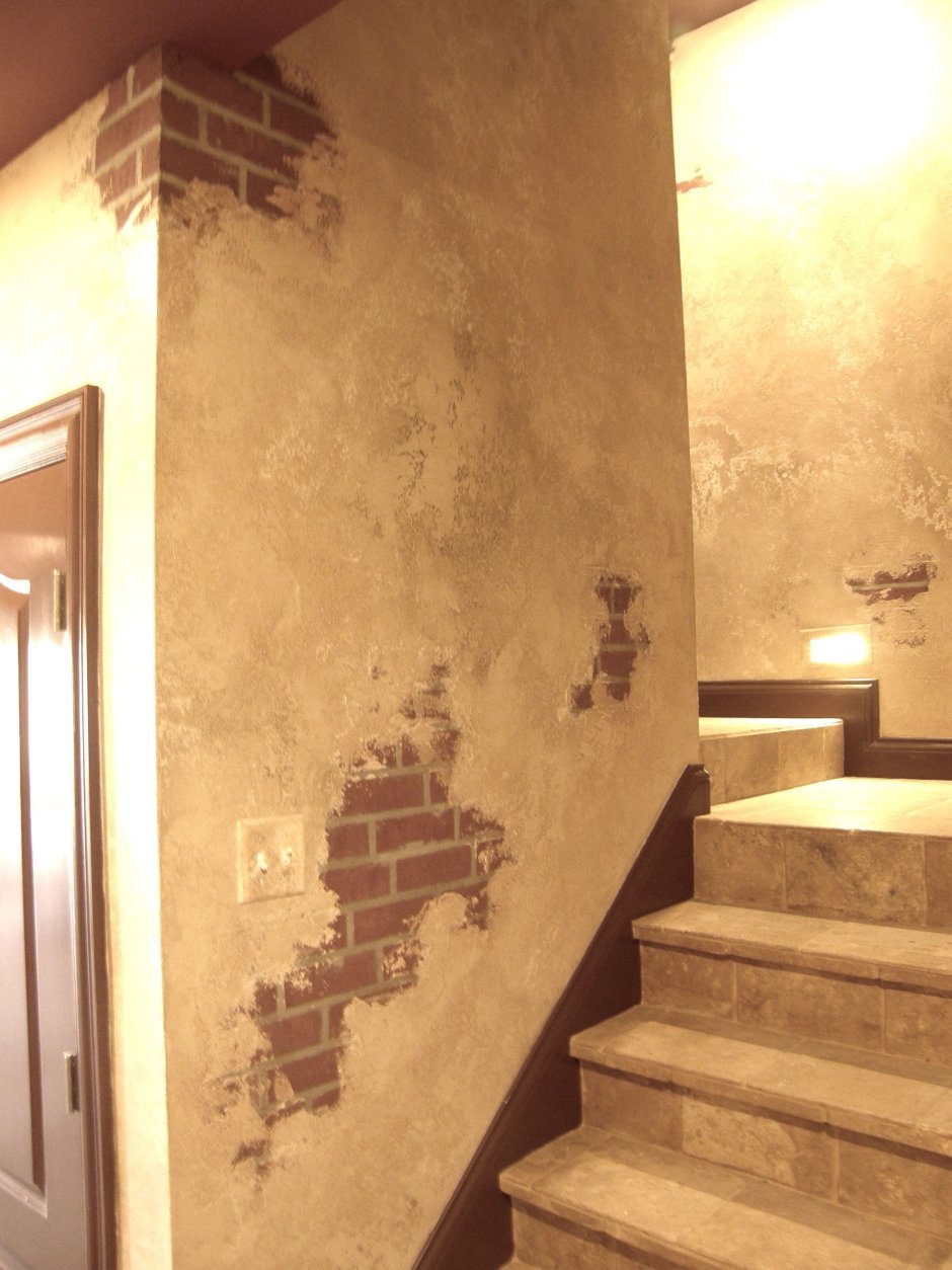 Стены декоративная штукатурка на лестнице