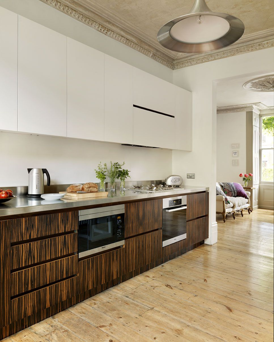 Кухня с деревянными фасадами в современном стиле