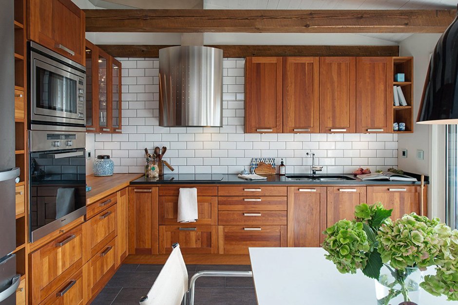 Фартук для кухни с деревянными фасадами