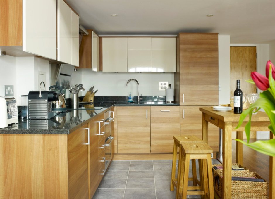 Кухня с деревянным низом