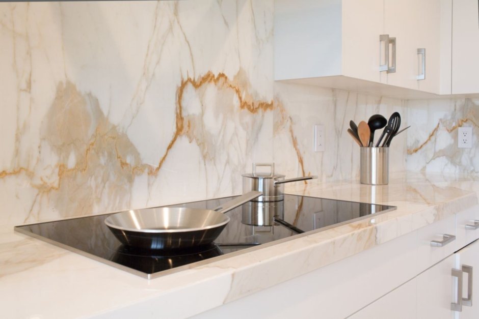 Керамогранит Calacatta Oro фартук