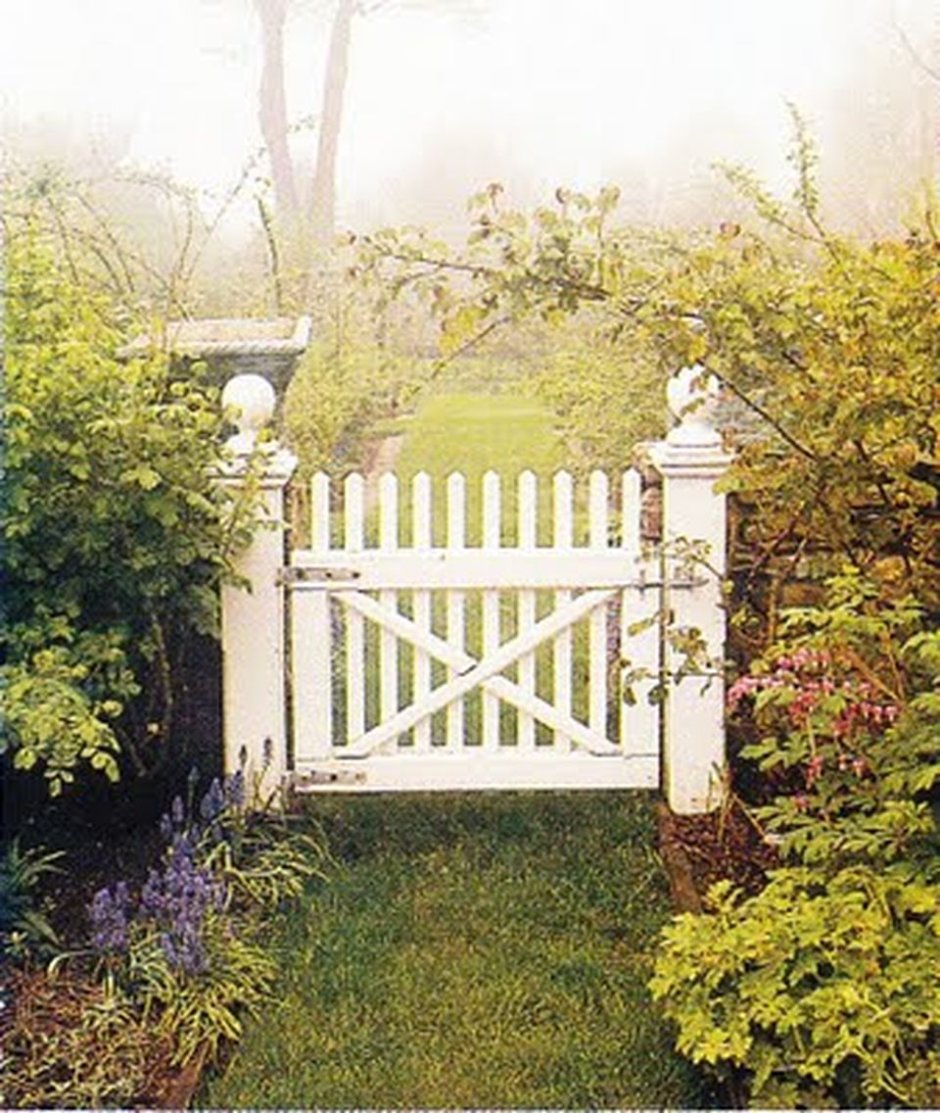 Белый деревянный заборчик в саду
