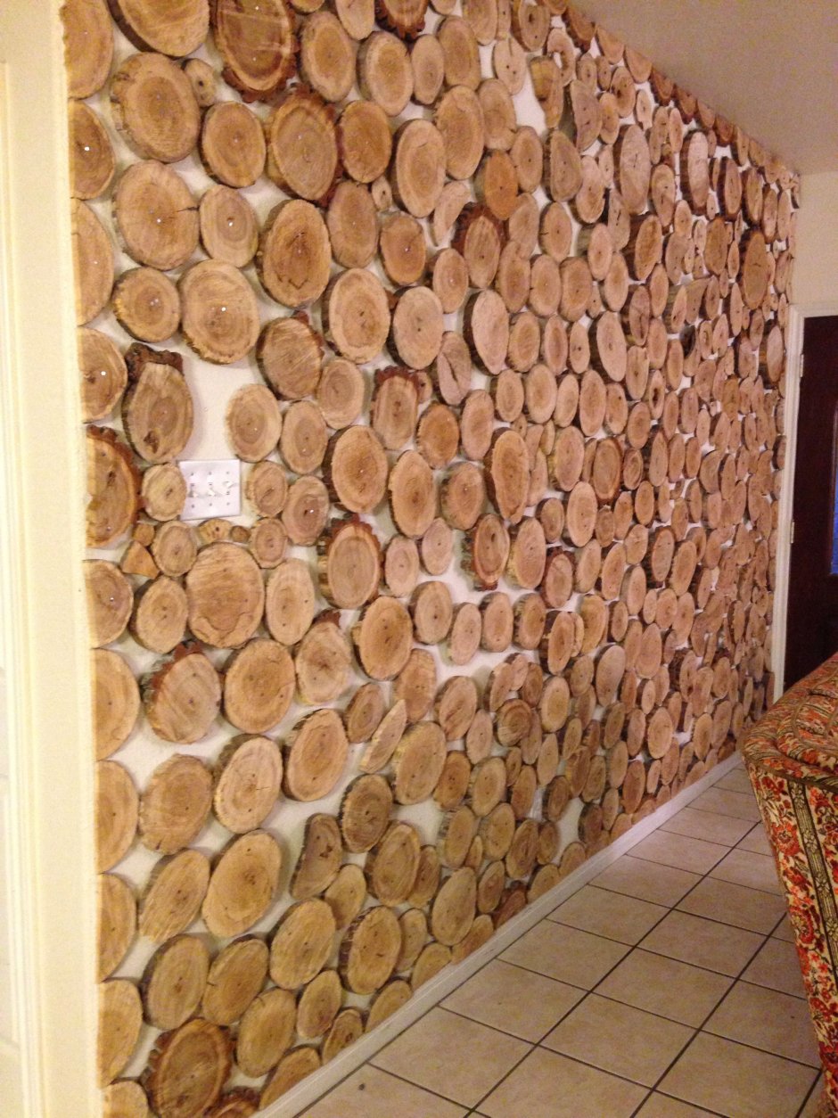 Декор стены из спилов дерева