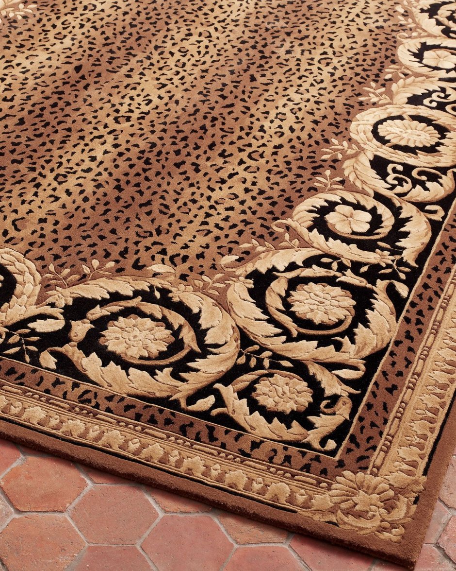 Леопардовый ковёр на полу в классическом стиле