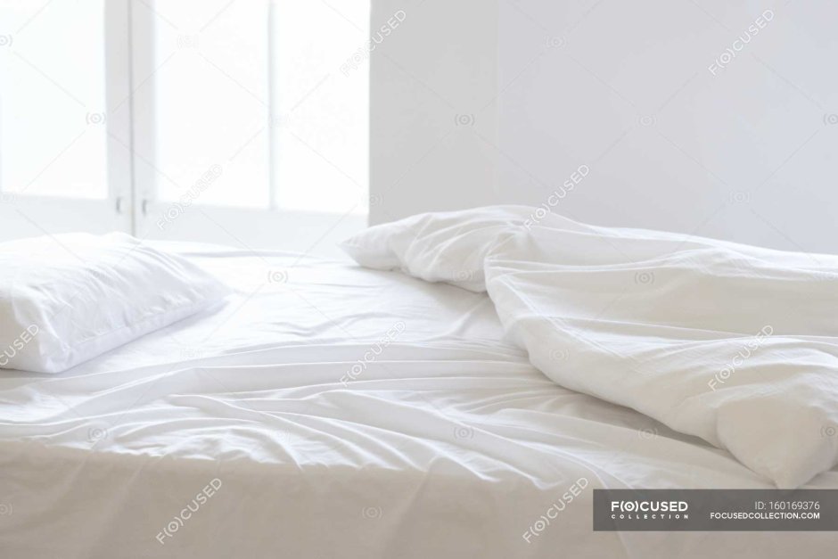 Пустая кровать белая простынь