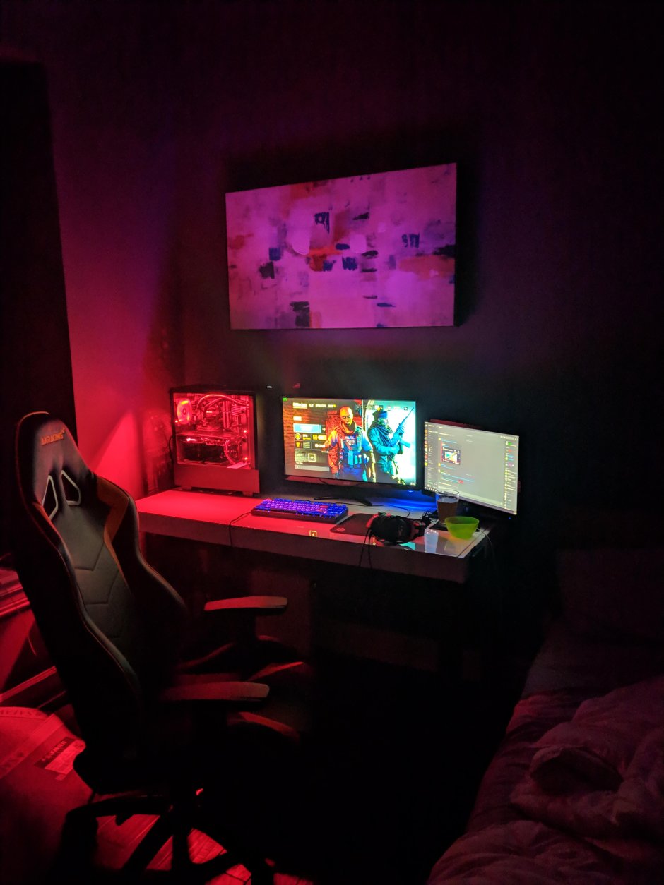 Комната с компьютером ночью