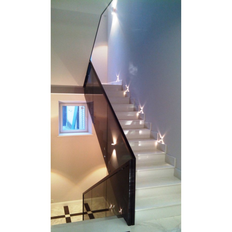 Подсветка стеклянного ограждения лестницы