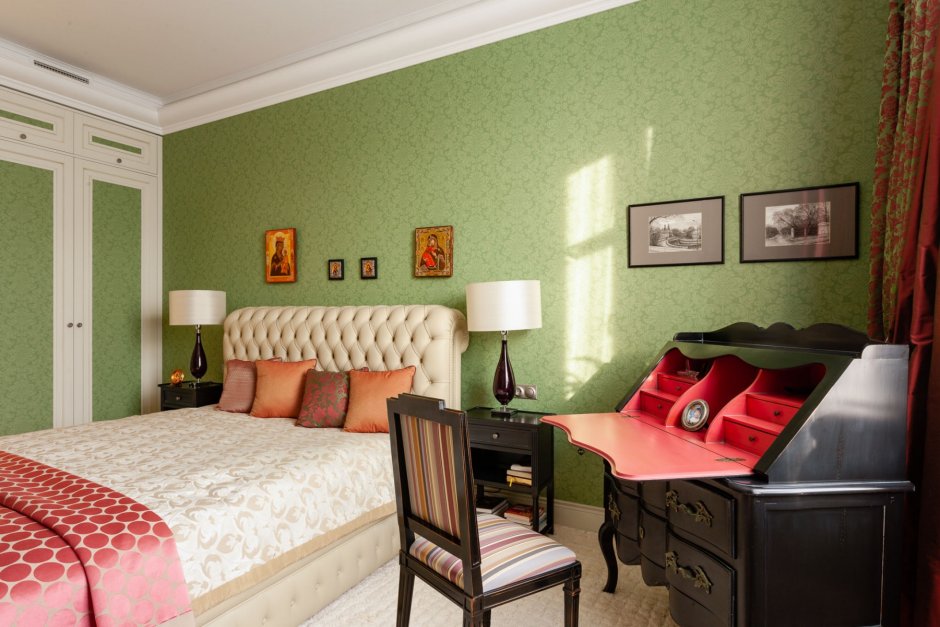 Спальня в неоклассическом стиле с зелеными стенами