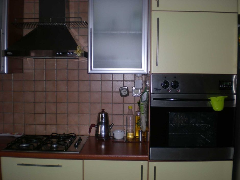 Газовая панель рядом со шкафом