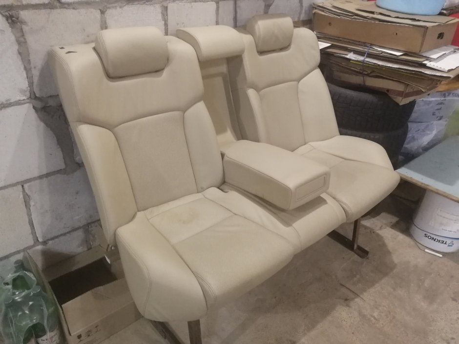 Кресло из задних автомобильных сидений