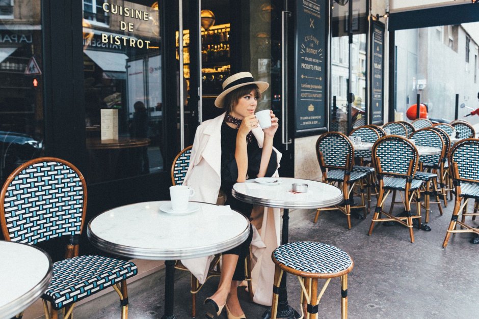 Девушка в кафе в Париже