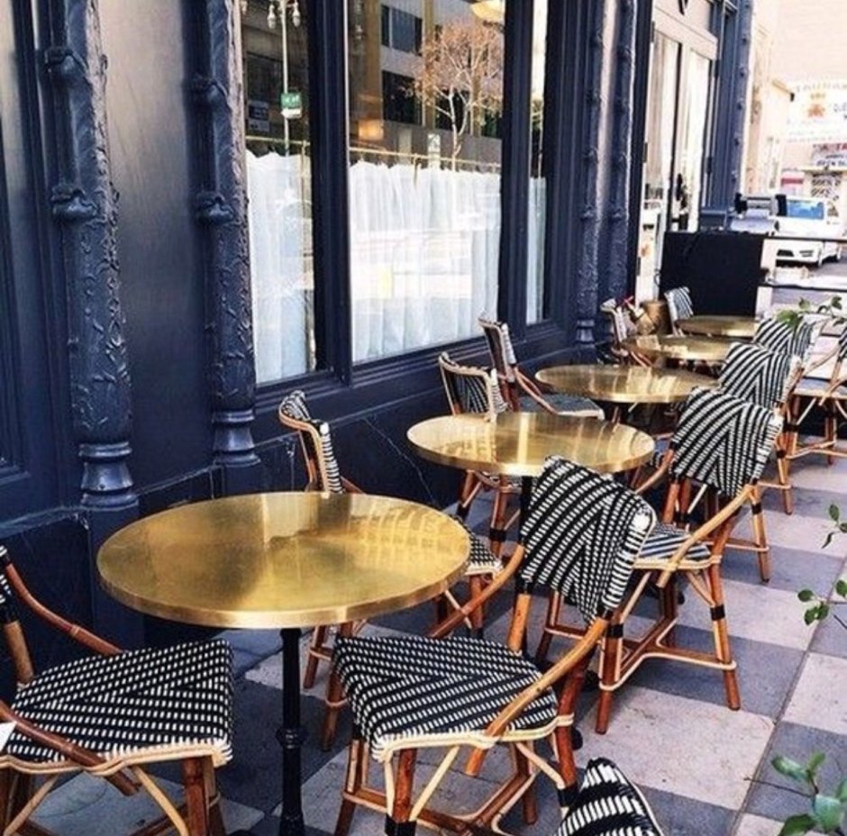 Кафе со столиками на улице
