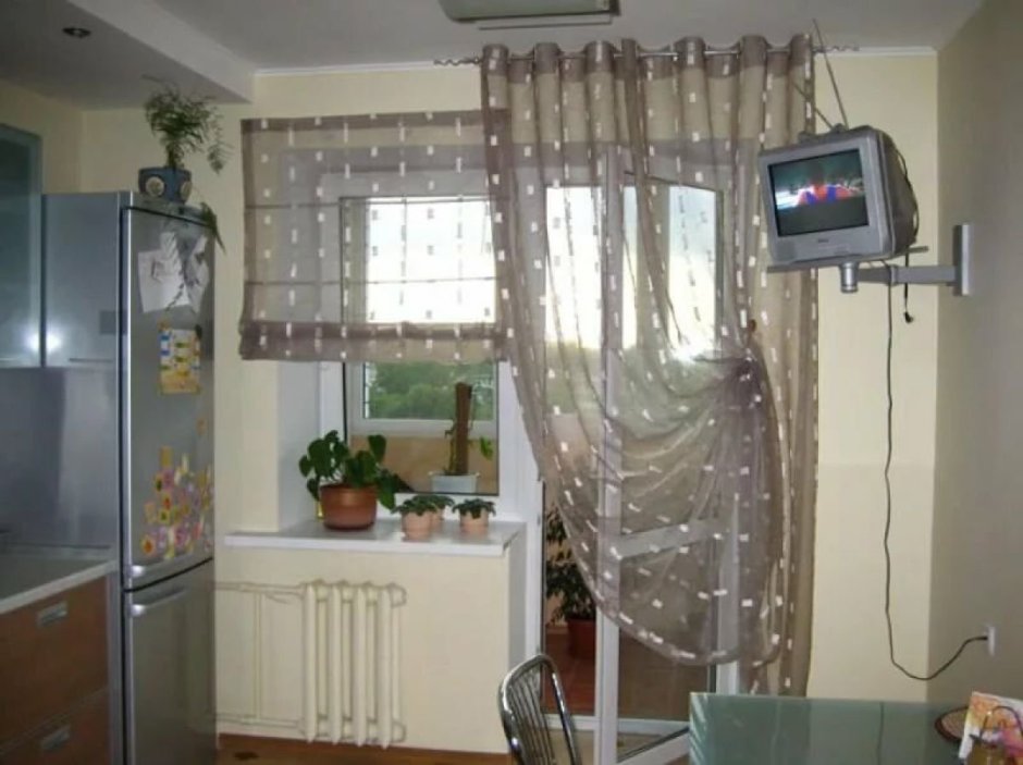 Кухонные шторы с балконной дверью