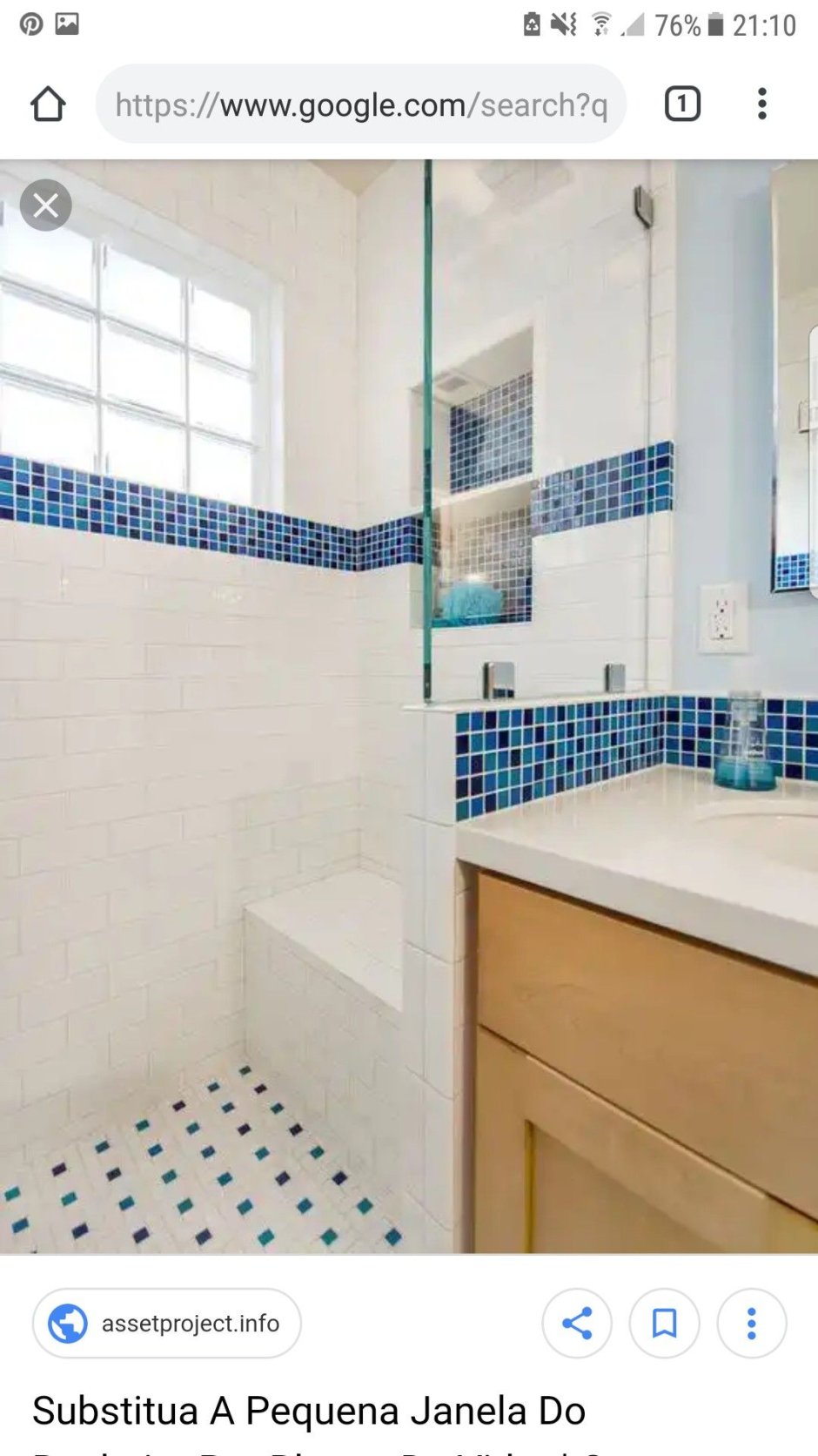 Белая ванная с голубой мозаикой