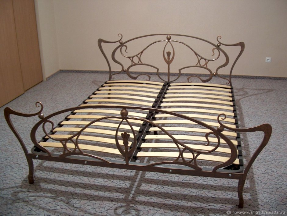 Кровать с усиленным основанием с кованными элементами