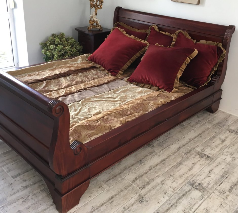 Кровать с красивыми деревянными спинками