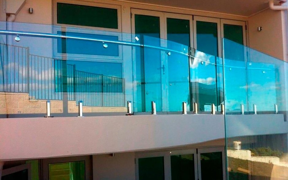 Стеклянные ограждения балконов на министойках