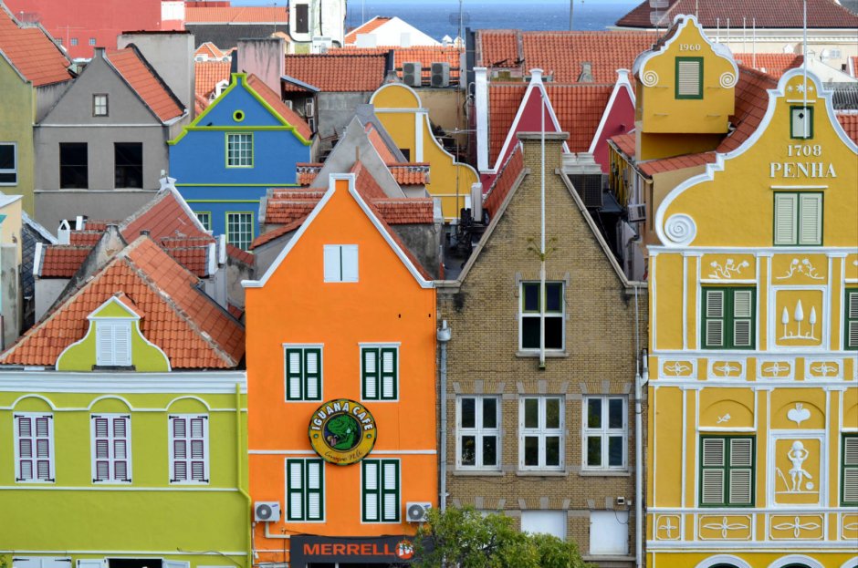 Домики в Голландии разноцветные