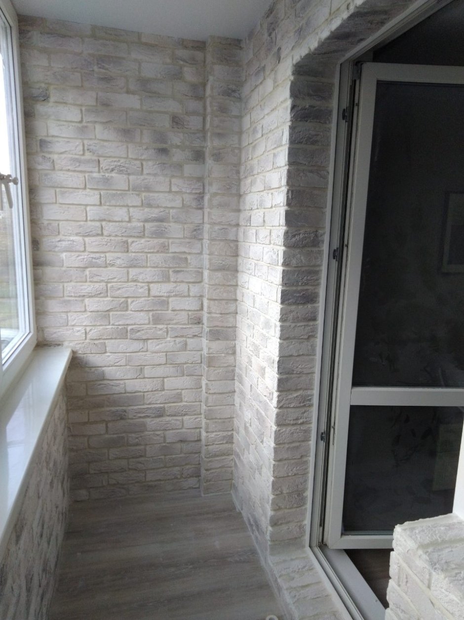 Балкон отделанный декоративным камнем