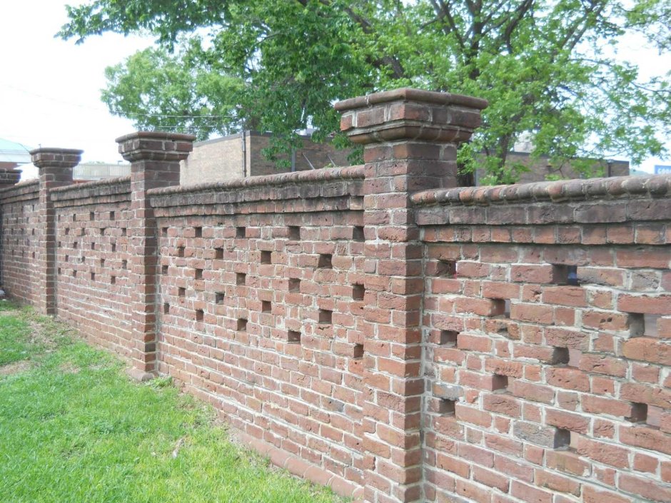 Забор из старинного кирпича