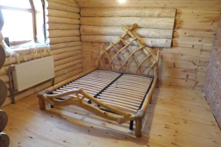 Кровать деревянная из веток