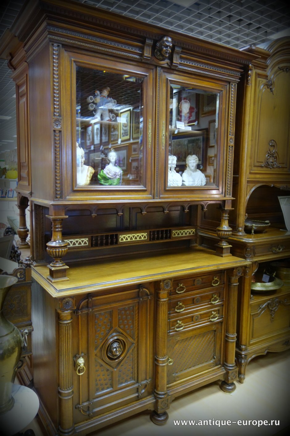 Буфеты для гостиной старинные